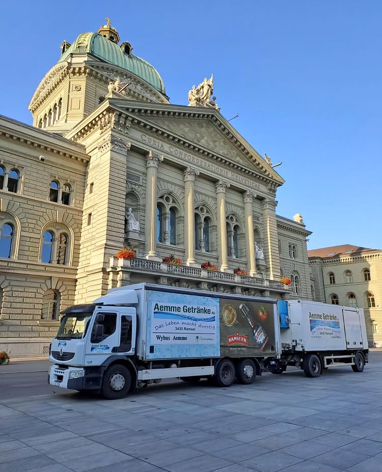 Bernpride und 1. Augustfeier Ein Lastwagen der Aemme Getränke AG vor dem Bundeshaus in Bern