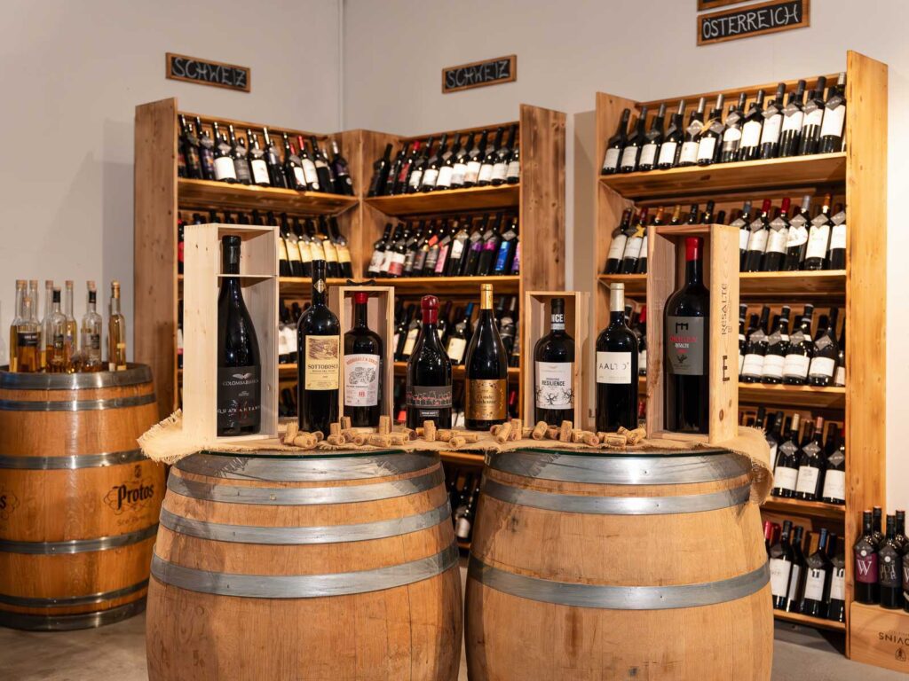 Weinecke im Getränkeshop von Aemme Getränke in Ramsei – Auswahl regionaler und internationaler Weine für das Emmental und die Region Bern.